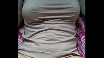 Голая беременная девчонка занимается мастурбацией в спальне